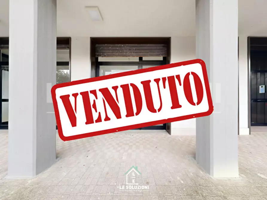 Immagine 1 di Negozio in vendita  in via giacomo puccini 35-37-39-41 a Putignano