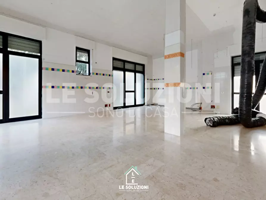 Immagine 4 di Negozio in vendita  in via giacomo puccini 35-37-39-41 a Putignano