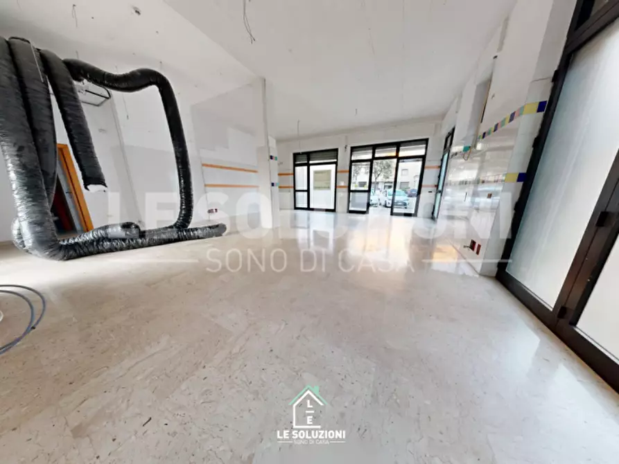 Immagine 5 di Negozio in vendita  in via giacomo puccini 35-37-39-41 a Putignano