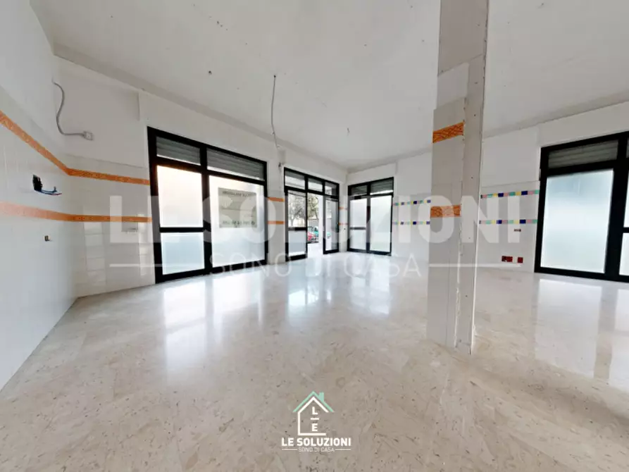 Immagine 6 di Negozio in vendita  in via giacomo puccini 35-37-39-41 a Putignano