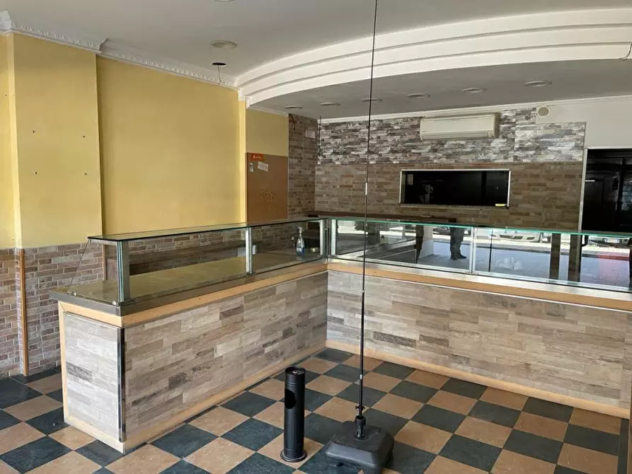 Immagine 1 di Negozio in vendita  in Viale Indro Montanelli a Roma