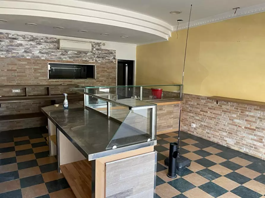 Immagine 2 di Negozio in vendita  in Viale Indro Montanelli a Roma