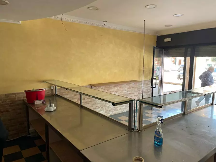 Immagine 3 di Negozio in vendita  in Viale Indro Montanelli a Roma
