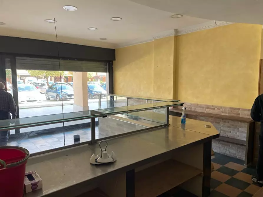 Immagine 4 di Negozio in vendita  in Viale Indro Montanelli a Roma