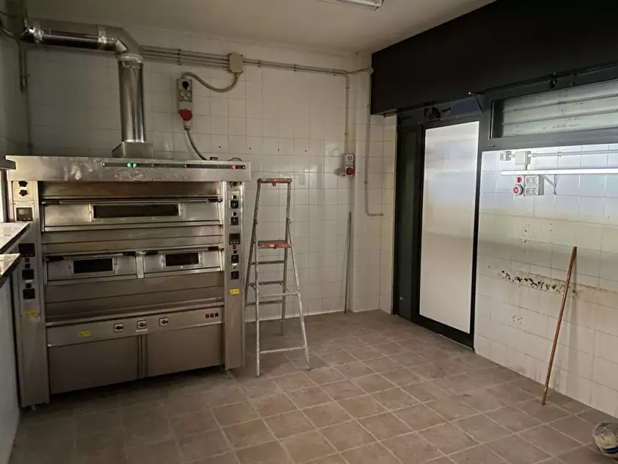 Immagine 6 di Negozio in vendita  in Viale Indro Montanelli a Roma