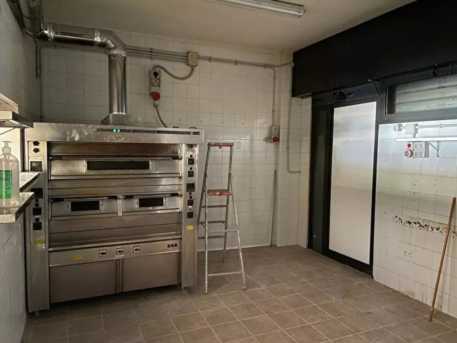 Immagine 7 di Negozio in vendita  in Viale Indro Montanelli a Roma