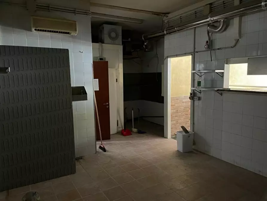 Immagine 8 di Negozio in vendita  in Viale Indro Montanelli a Roma