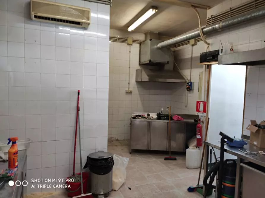 Immagine 12 di Negozio in vendita  in Viale Indro Montanelli a Roma