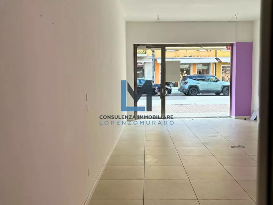 Immagine 1 di Negozio in vendita  a Montebelluna