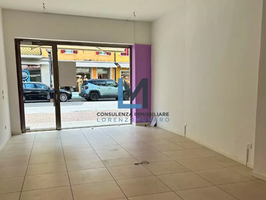 Immagine 8 di Negozio in vendita  a Montebelluna