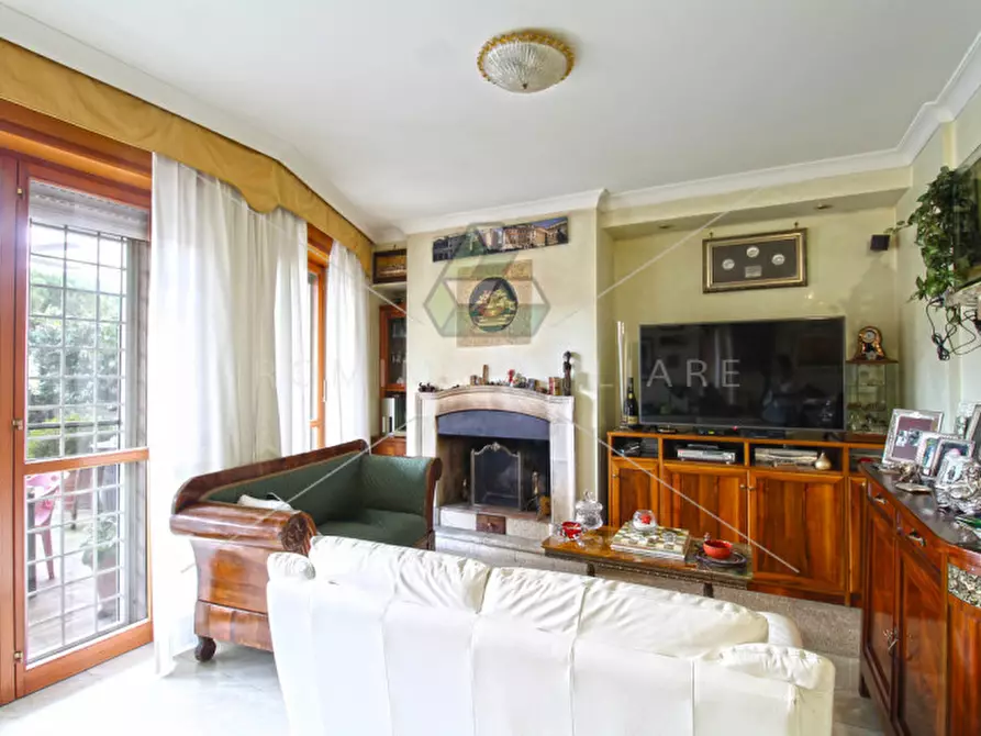 Immagine 1 di Appartamento in vendita  in Via Louis da Guerre- Via Della Fotografia a Roma