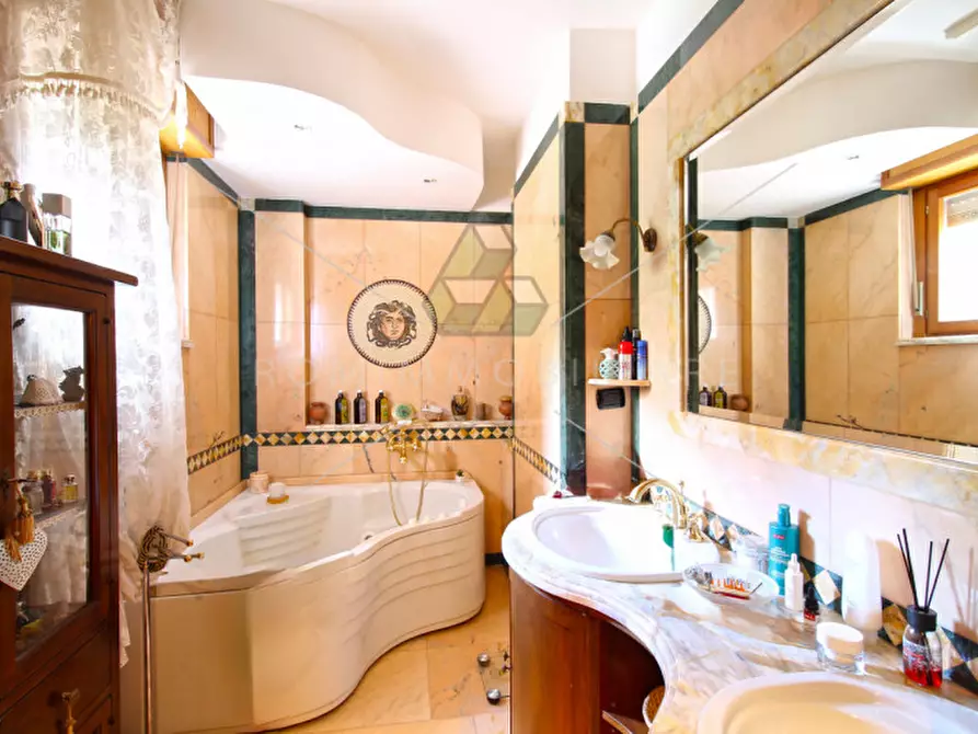 Immagine 12 di Appartamento in vendita  in Via Louis da Guerre- Via Della Fotografia a Roma