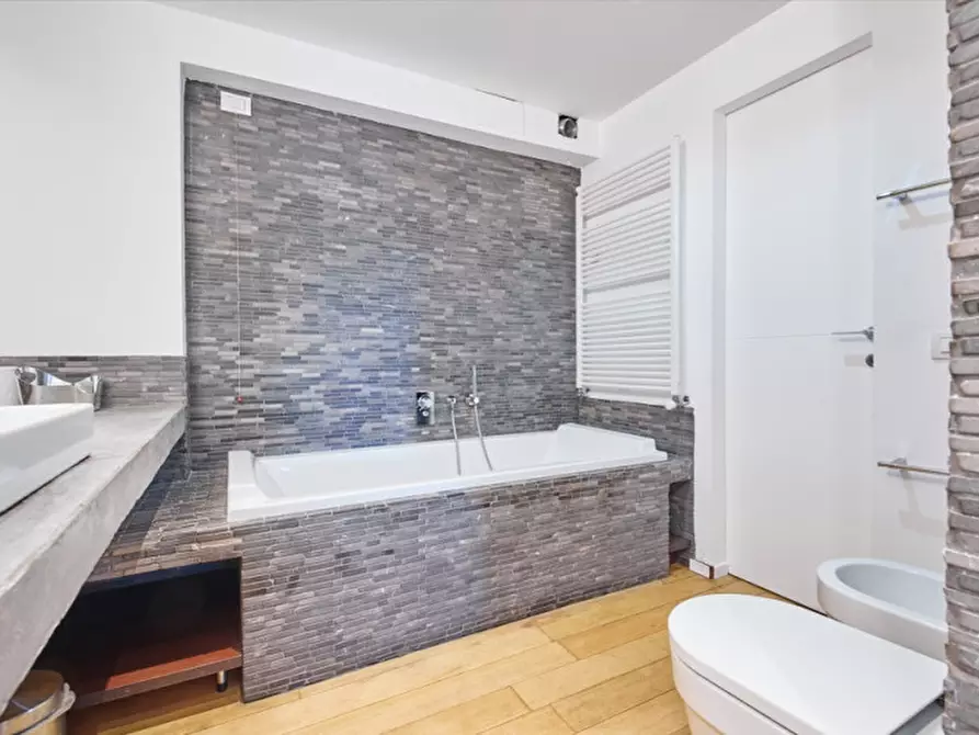 Immagine 27 di Loft/Open space in vendita  in Via Lodovico il Moro 27 a Milano