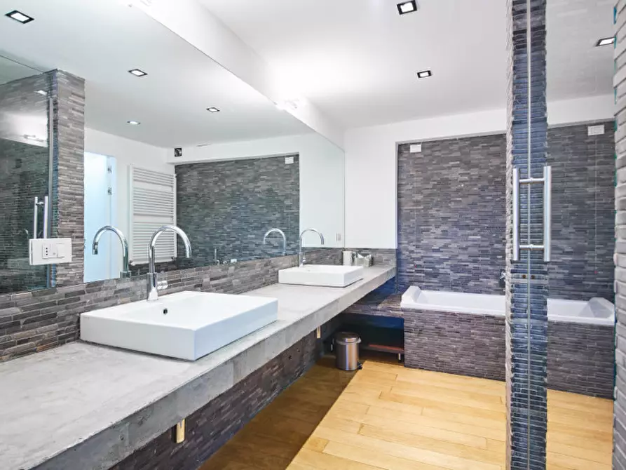 Immagine 28 di Loft/Open space in vendita  in Via Lodovico il Moro 27 a Milano