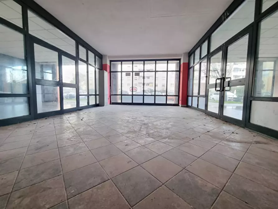 Immagine 4 di Negozio in vendita  in VIA UMBRIA a Firenze