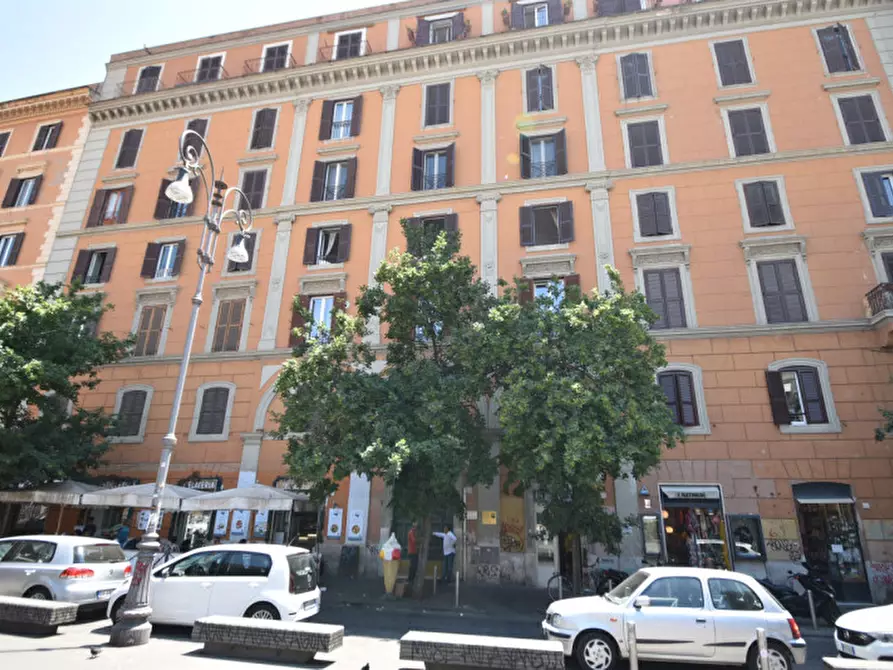 Immagine 3 di Negozio in vendita  in Piazza di San Cosimato a Roma