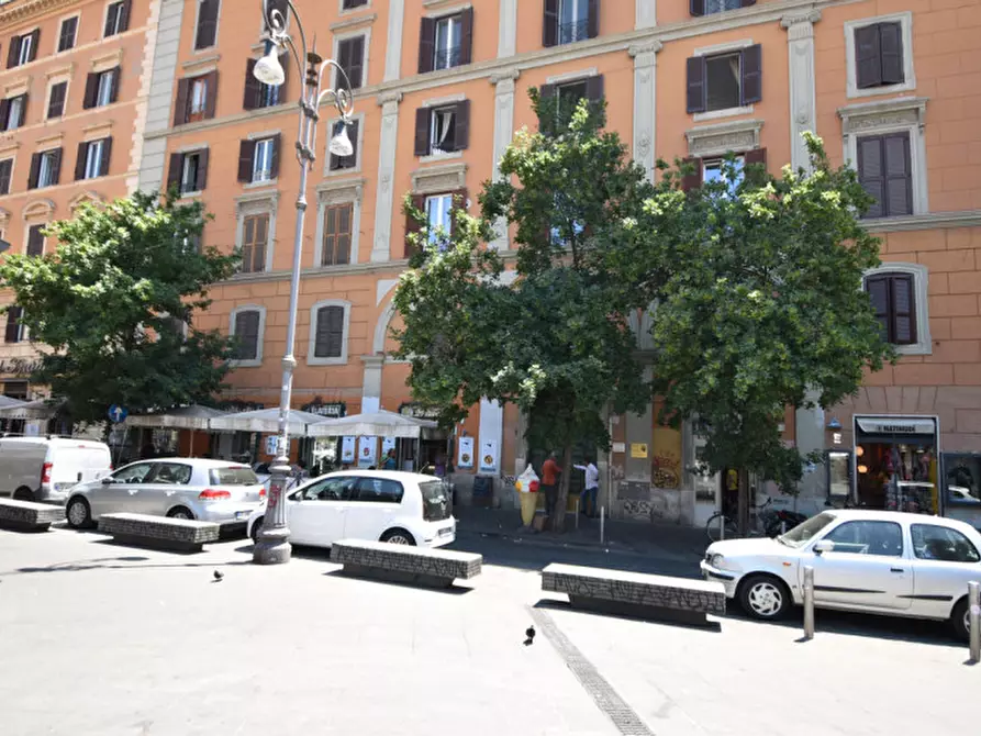 Immagine 4 di Negozio in vendita  in Piazza di San Cosimato a Roma
