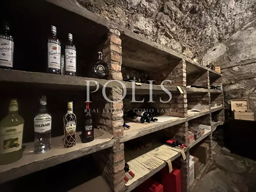 Immagine 4 di Attività commerciale in vendita  a Como