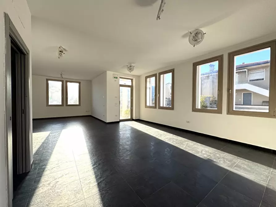 Immagine 2 di Negozio in affitto  in via Roma a Calvene