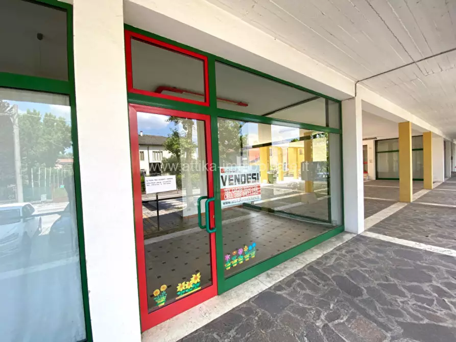 Immagine 3 di Negozio in affitto  in Via Pra' a Este