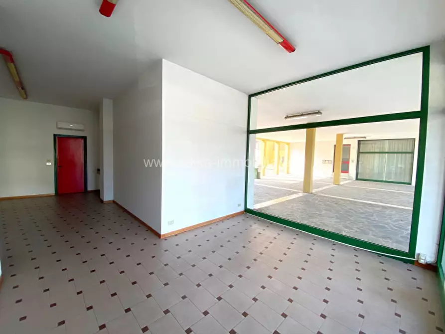 Immagine 4 di Negozio in affitto  in Via Pra' a Este