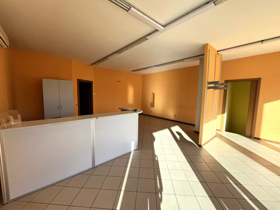 Immagine 2 di Negozio in vendita  in Via Riviera a Nanto