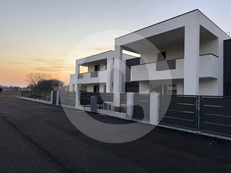 Immagine 1 di Casa trifamiliare in vendita  a Santa Giustina In Colle