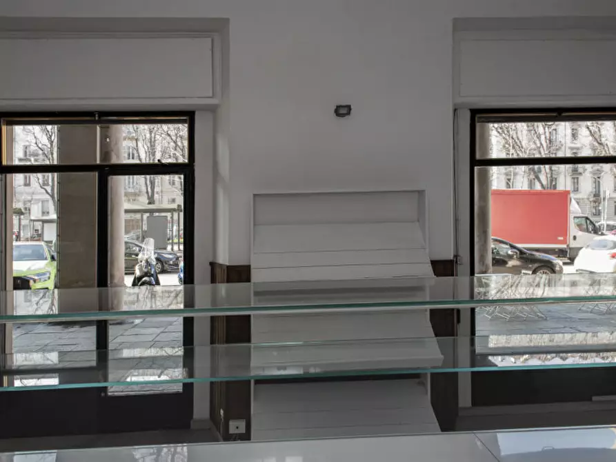 Immagine 11 di Negozio in vendita  in C.so Vinzaglio 33 a Torino