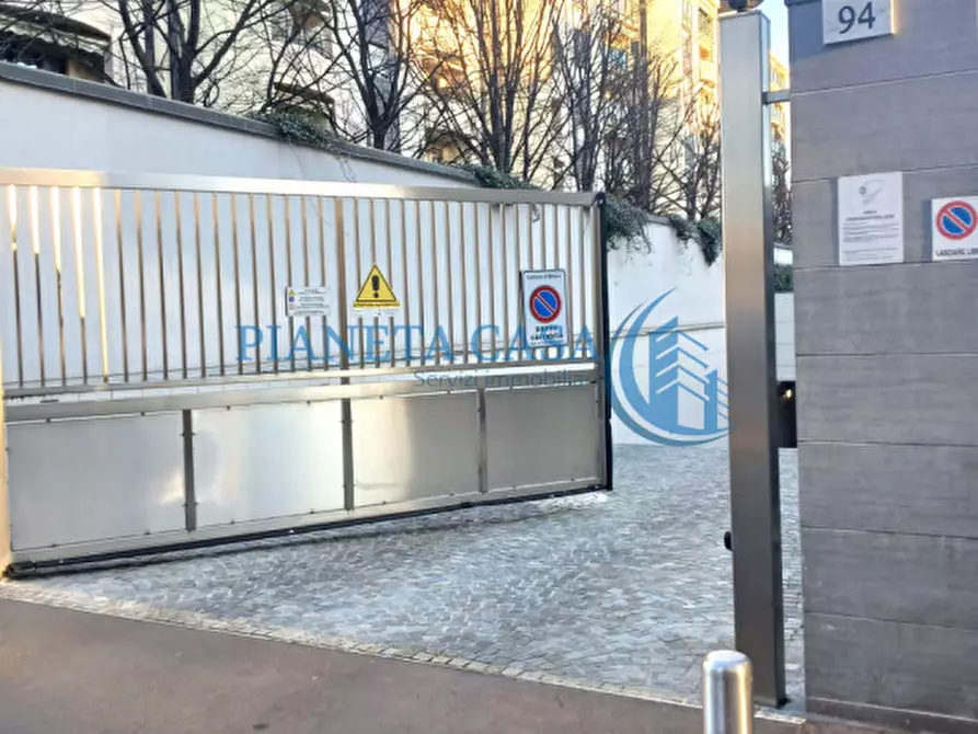 Immagine 1 di Garage in vendita  in Via Caracciolo 94 a Milano