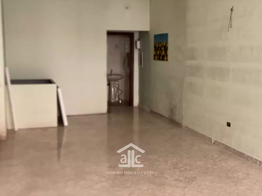 Immagine 8 di Negozio in affitto  in via imperatore adriano a Lecce