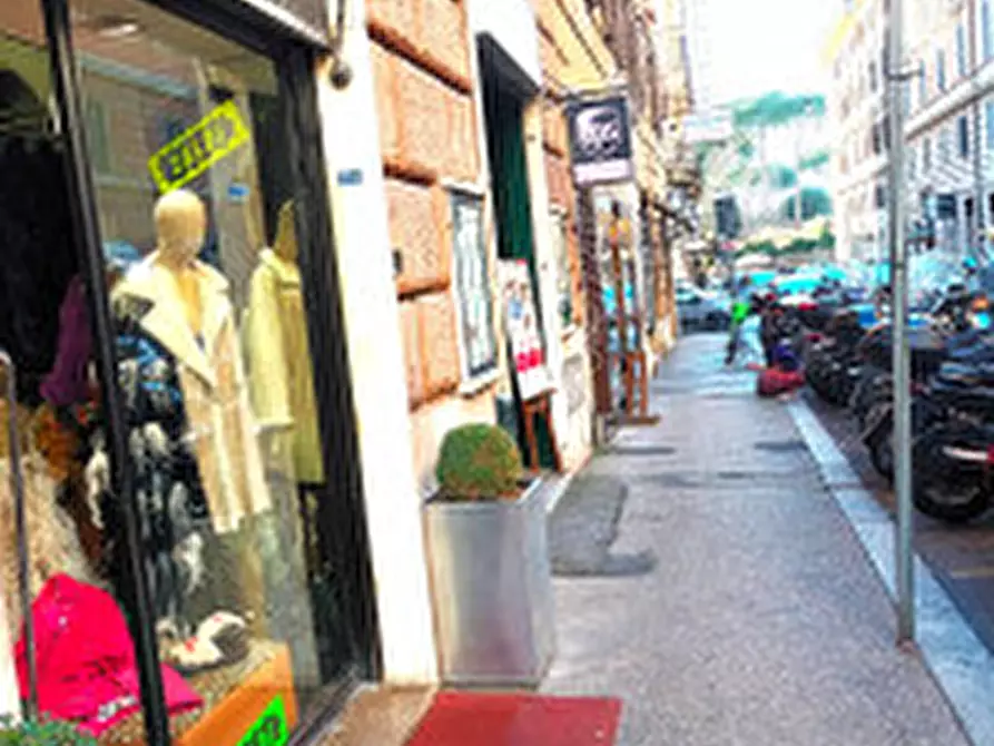 Immagine 2 di Negozio in vendita  in Via Lazio a Roma