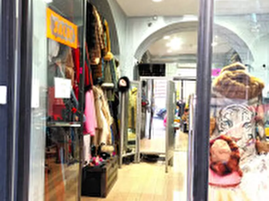 Immagine 3 di Negozio in vendita  in Via Lazio a Roma