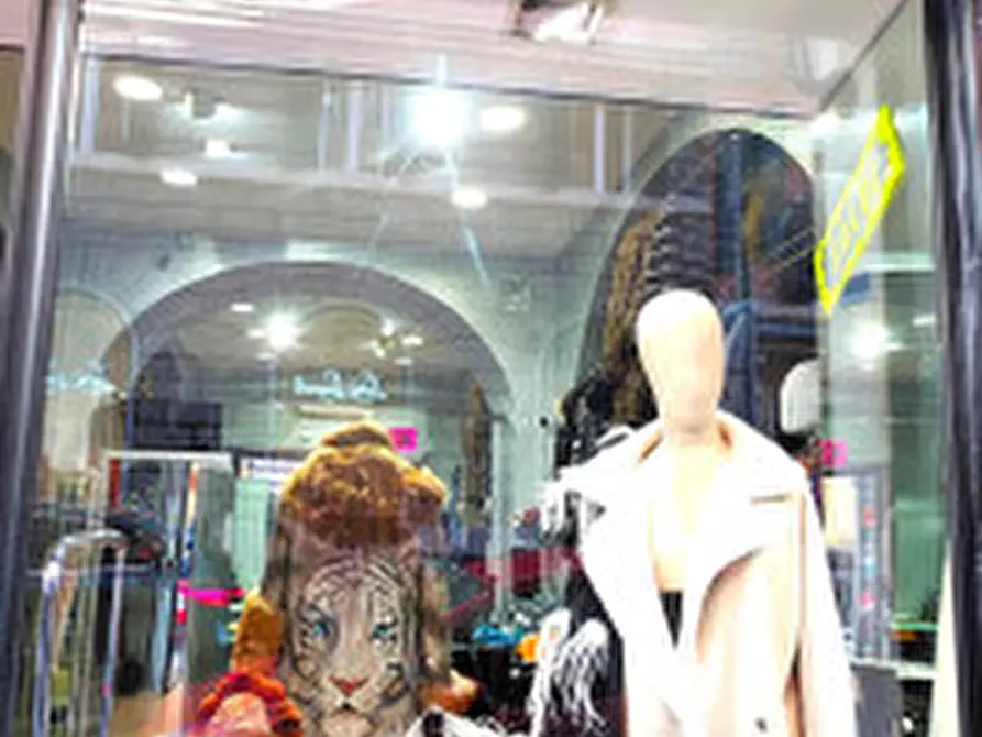 Immagine 4 di Negozio in vendita  in Via Lazio a Roma