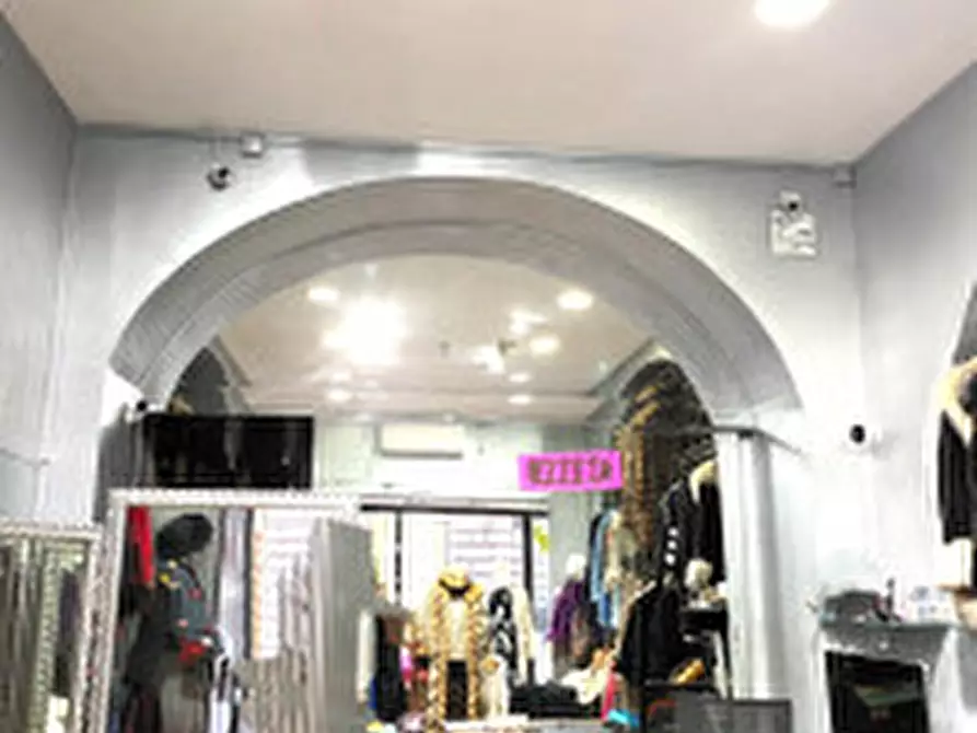 Immagine 5 di Negozio in vendita  in Via Lazio a Roma