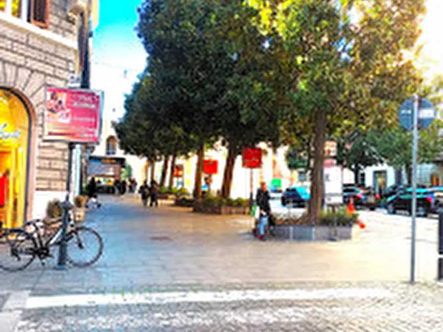 Immagine 10 di Negozio in vendita  in Via Lazio a Roma