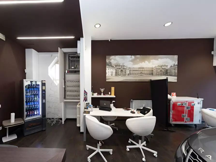 Immagine 2 di Negozio in vendita  in Via Borgazzi 13 a Monza