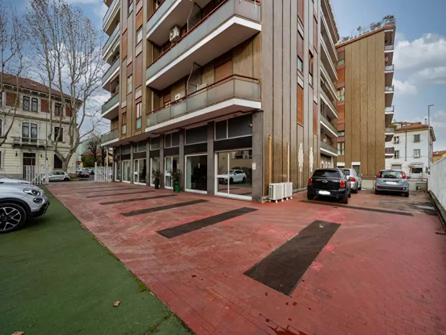 Immagine 8 di Negozio in vendita  in Via Borgazzi 13 a Monza