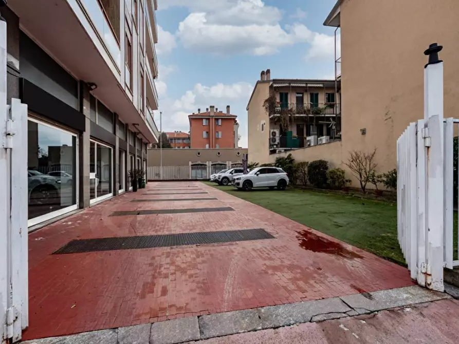 Immagine 9 di Negozio in vendita  in Via Borgazzi 13 a Monza
