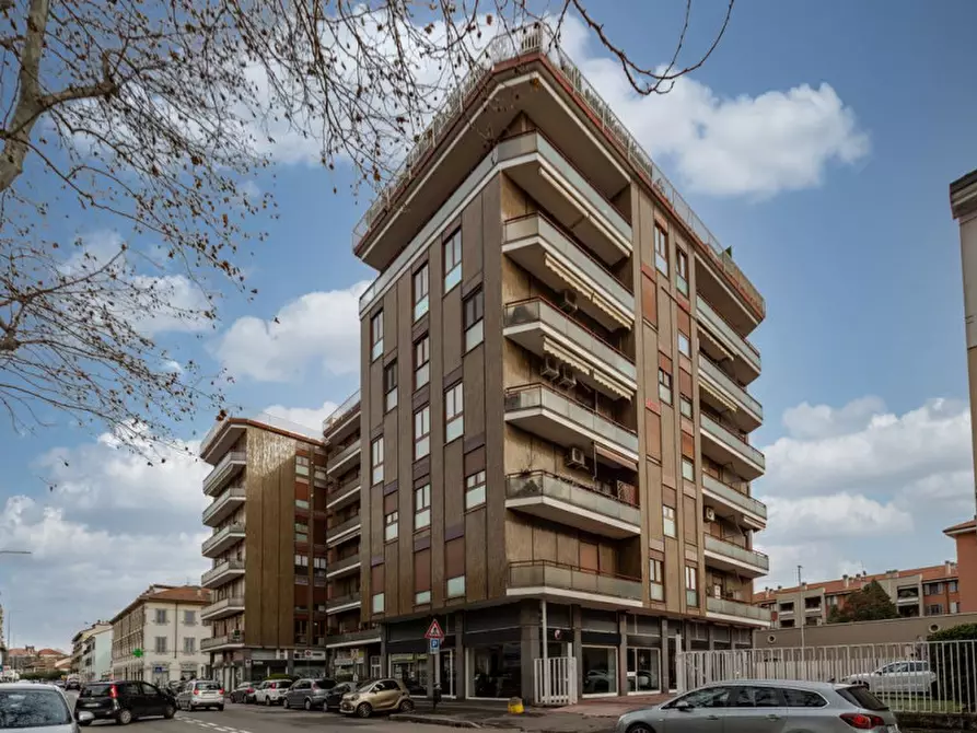 Immagine 10 di Negozio in vendita  in Via Borgazzi 13 a Monza