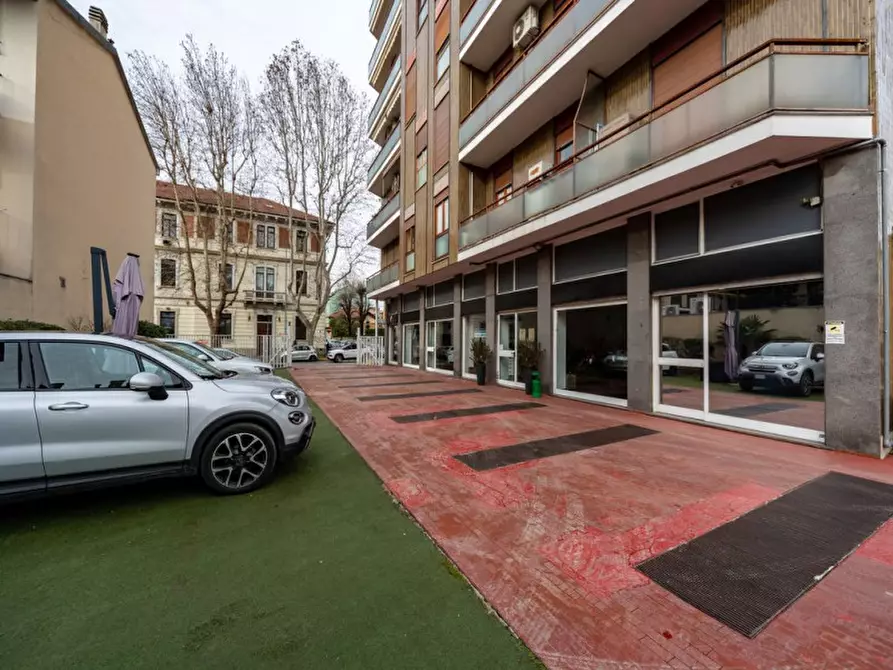 Immagine 12 di Negozio in vendita  in Via Borgazzi 13 a Monza