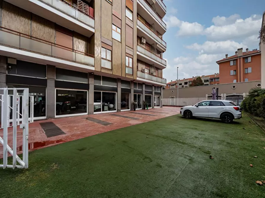 Immagine 13 di Negozio in vendita  in Via Borgazzi 13 a Monza