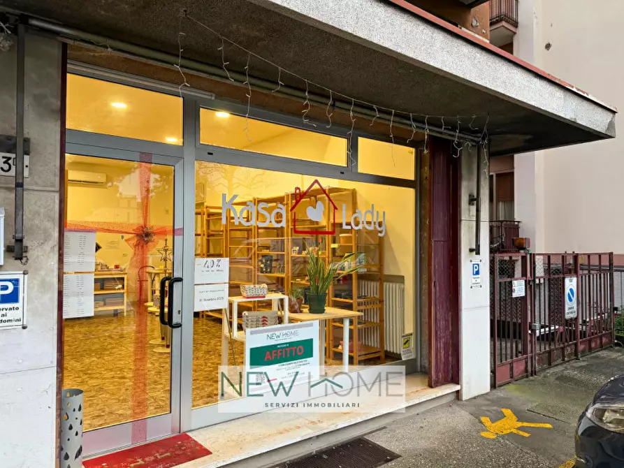 Immagine 2 di Negozio in affitto  in Via Pier Fortunato Calvi 3 a Verona