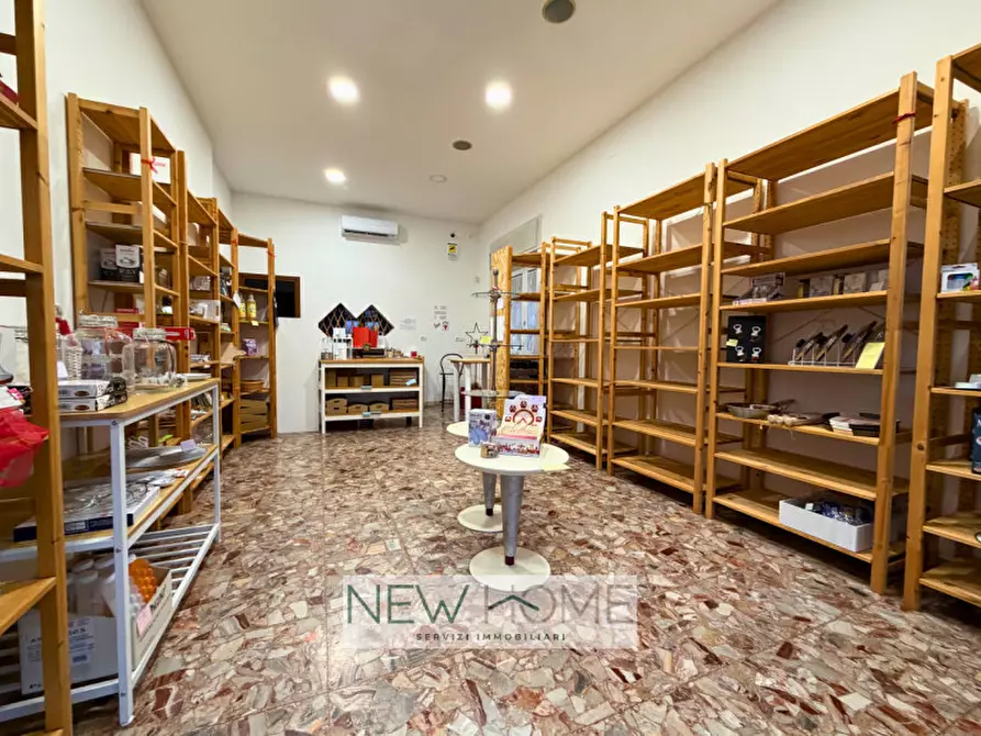 Immagine 4 di Negozio in affitto  in Via Pier Fortunato Calvi 3 a Verona