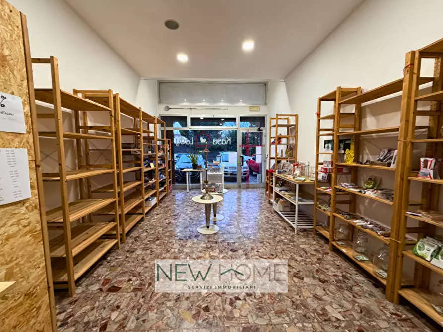 Immagine 10 di Negozio in affitto  in Via Pier Fortunato Calvi 3 a Verona