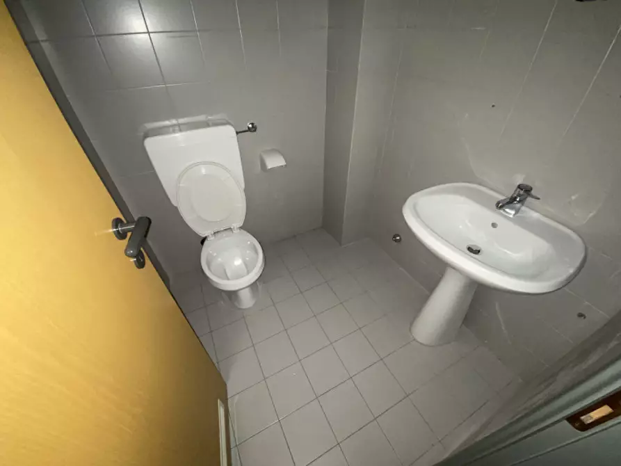 Immagine 12 di Ufficio in affitto  a Limena