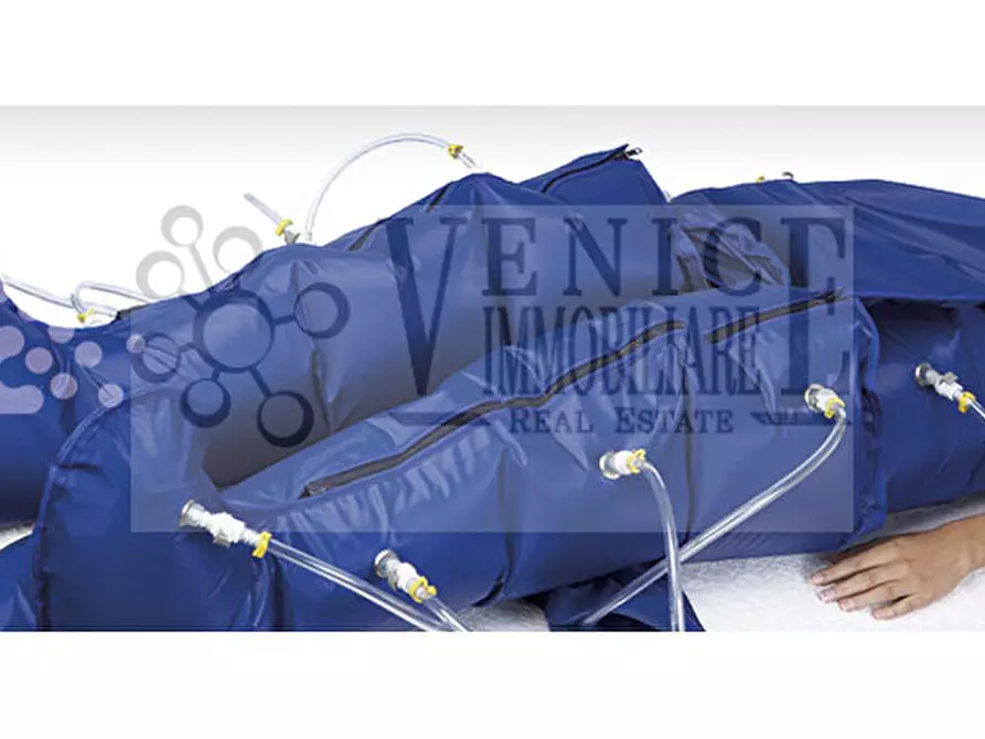 Immagine 2 di Attività commerciale in vendita  a Venezia