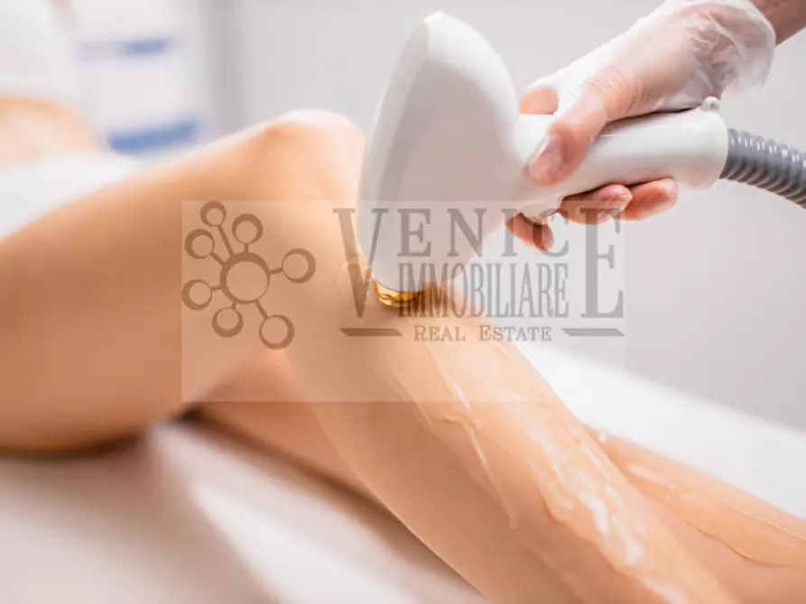 Immagine 4 di Attività commerciale in vendita  a Venezia