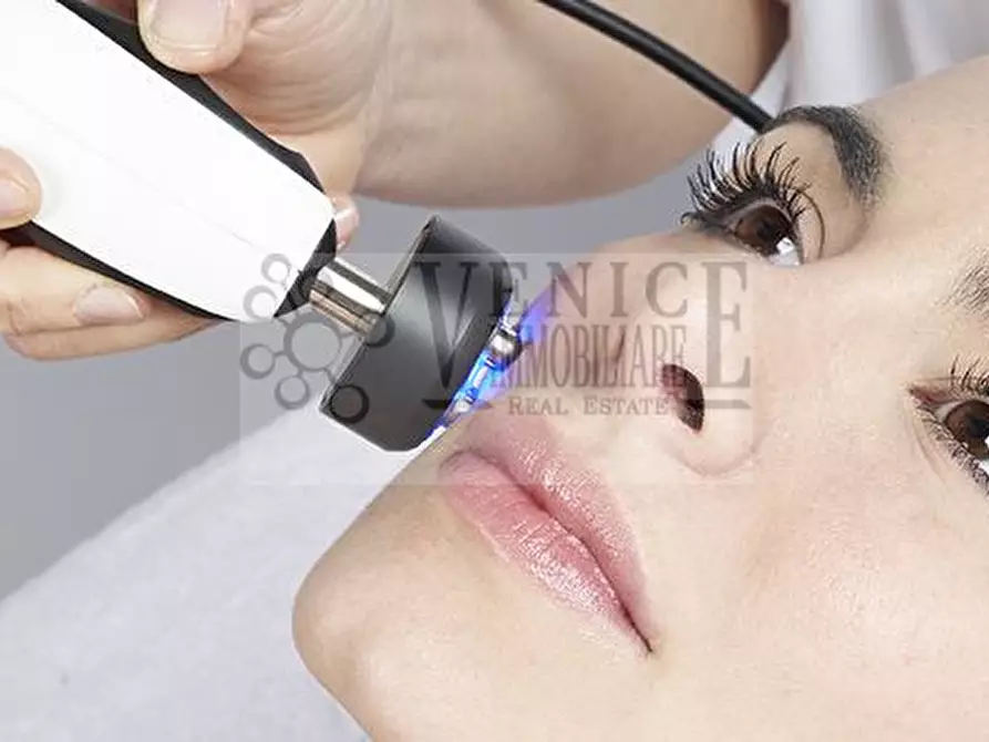 Immagine 4 di Attività commerciale in vendita  a Venezia