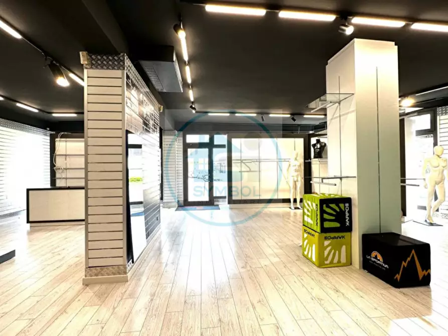 Immagine 1 di Negozio in vendita  in Via Castellana a Martellago