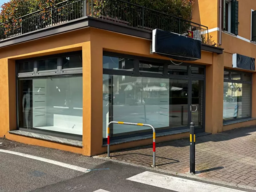 Immagine 1 di Negozio in vendita  in Via Castellana a Martellago